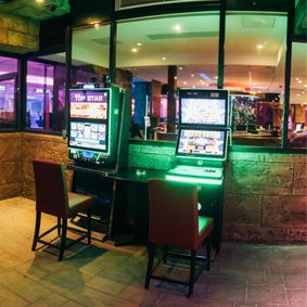Jumanji-Spielelounge-Spielautomaten-nebeneinander